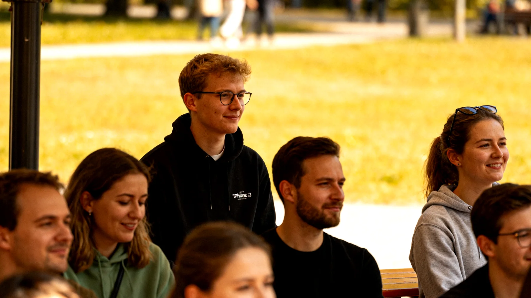 Die Mutter fühlt sich zunehmend allein mit den Haushaltsaufgaben und erlebt es als belastend, dass ihre kleinen Kinder sich nicht an einfachen Alltagsaufgaben beteiligen – wie Spielzeug aufräumen, den Tisch decken oder kleine Ordnungsregeln einhalten. Sie weiß nicht, wie sie ihre Kinder altersgerecht zur Mitarbeit motivieren kann, ohne ständige Konflikte oder Machtkämpfe auszulösen."